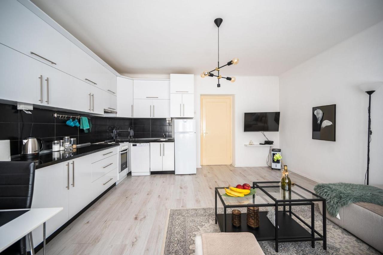 Modern 1bdr Near Center
