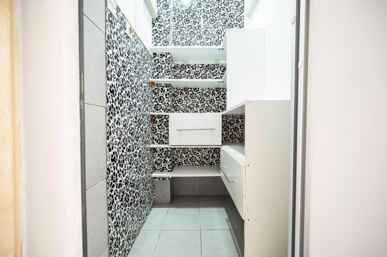 Modern 1bdr Near Center *