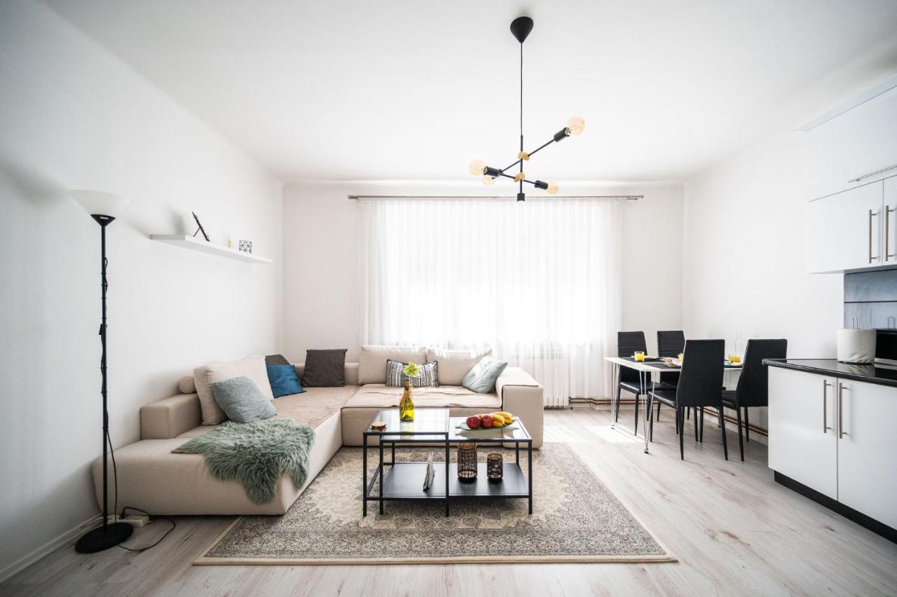 Modern 1bdr Near Center *